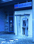 Zerstörter Geldautomat bei der Volksbank